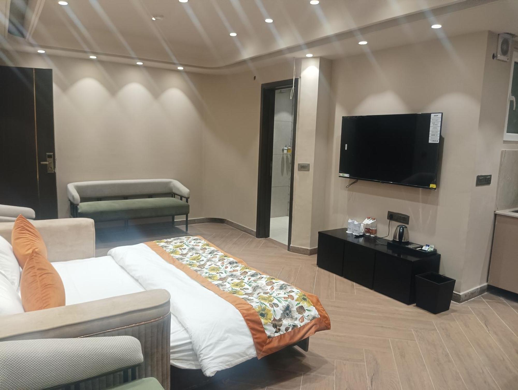 Hotel Cullinan By Qotel Janakpuri Delhi  Exterior photo