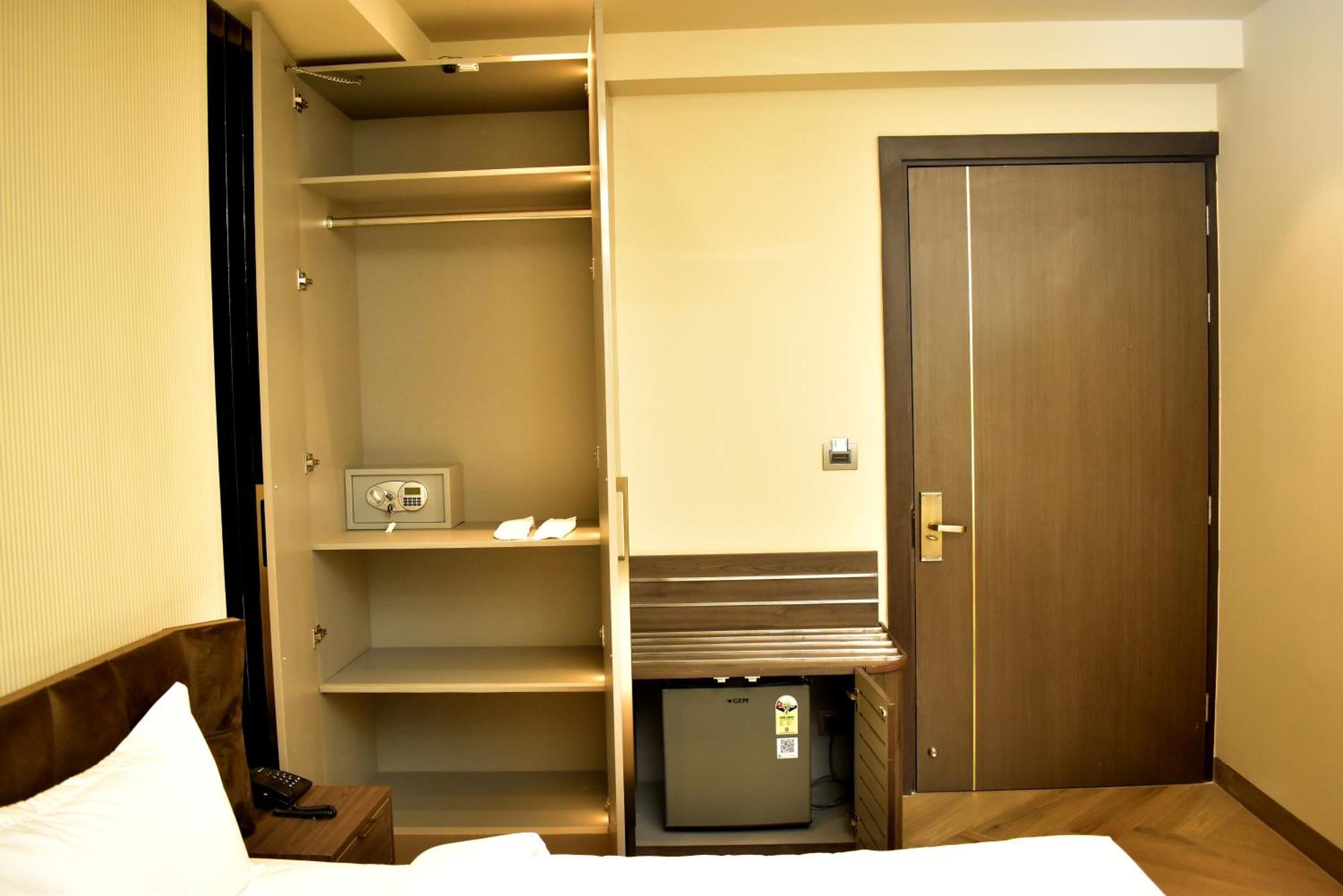 Hotel Cullinan By Qotel Janakpuri Delhi  Exterior photo