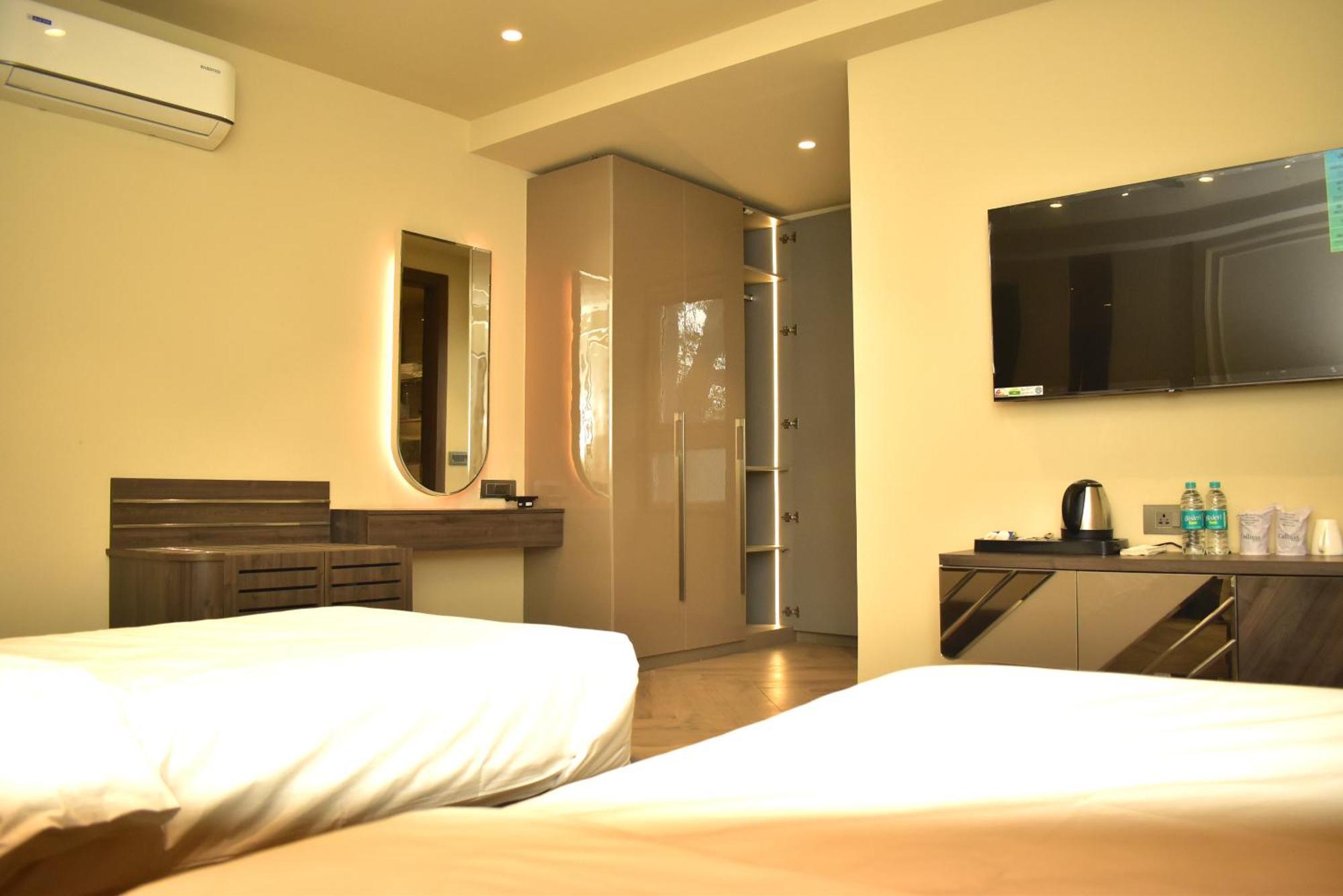 Hotel Cullinan By Qotel Janakpuri Delhi  Exterior photo