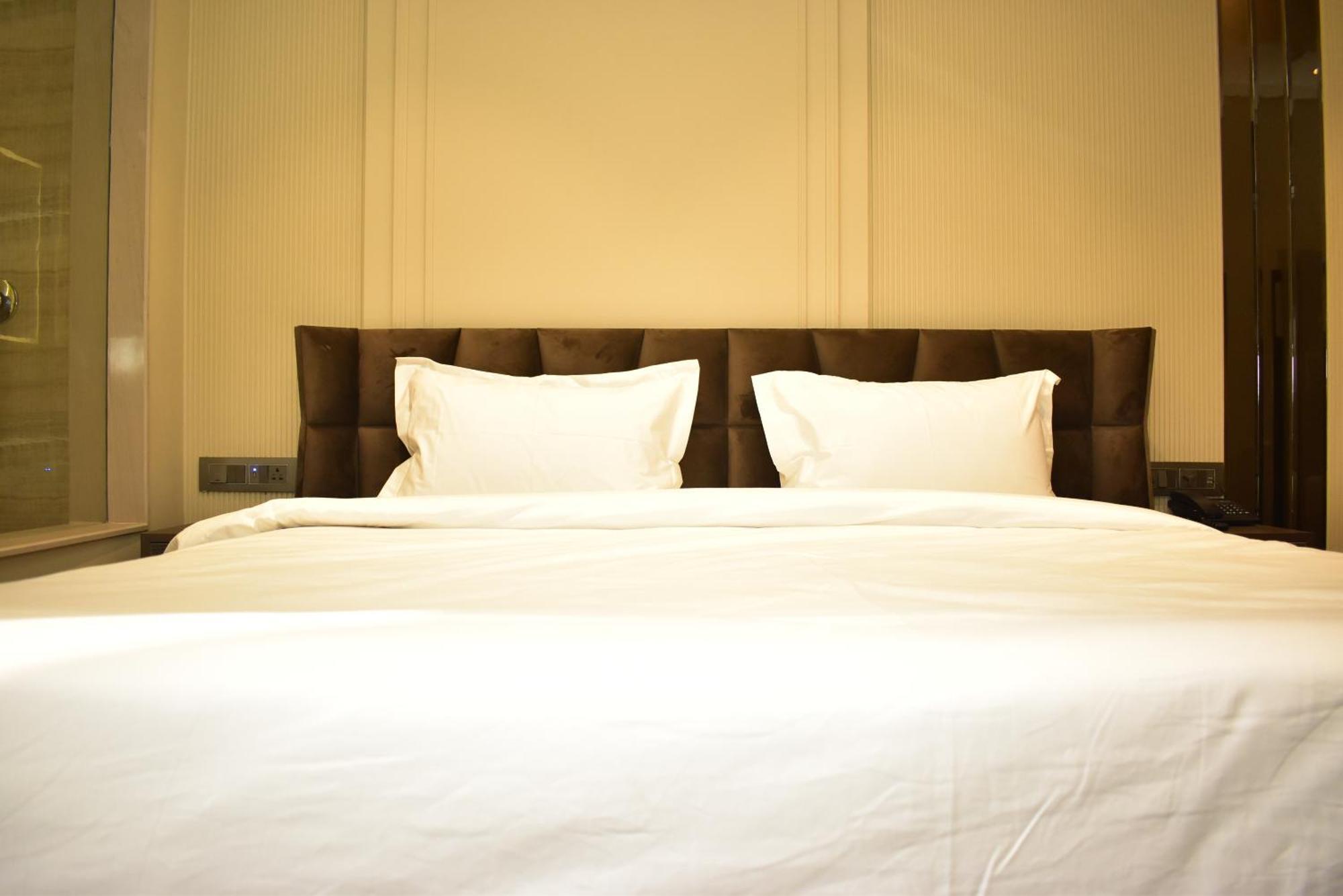 Hotel Cullinan By Qotel Janakpuri Delhi  Exterior photo