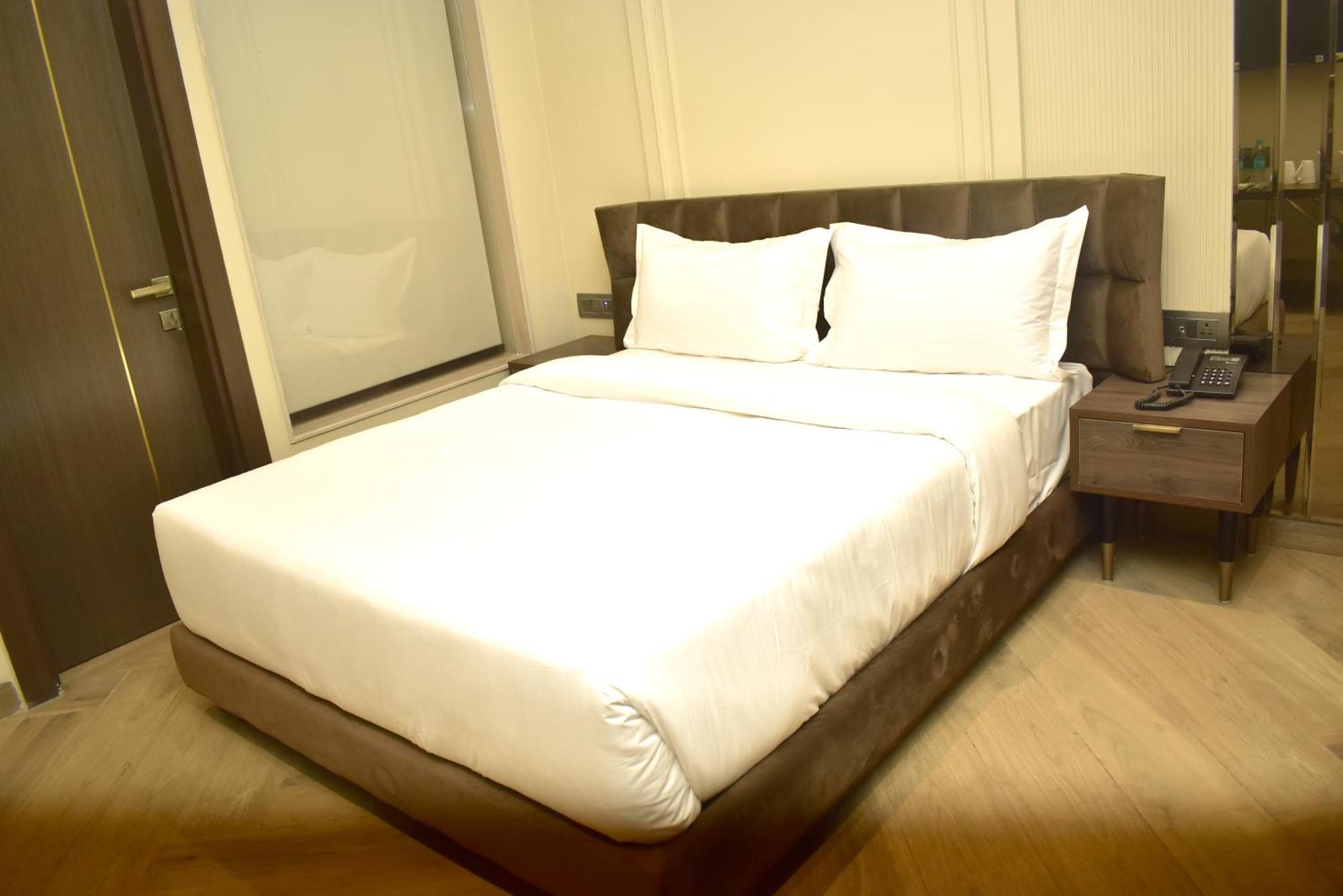 Hotel Cullinan By Qotel Janakpuri Delhi  Exterior photo